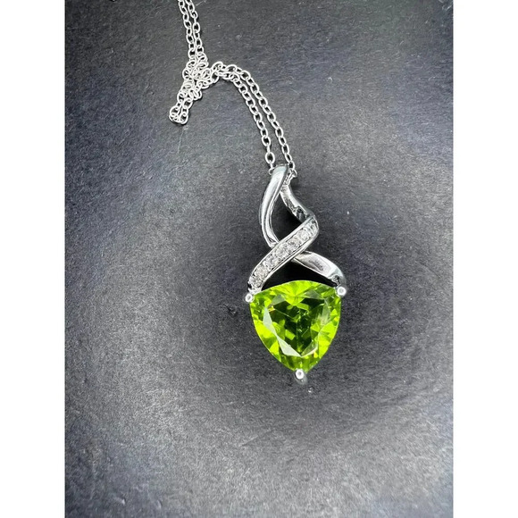 Trilliant cut peridot and sterling silver pendant and 18 inch chain - Picture 4 of 9